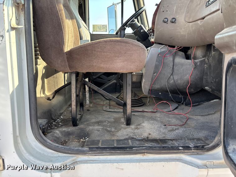 image for item DN6693 2003 Mack CH613 semi truck