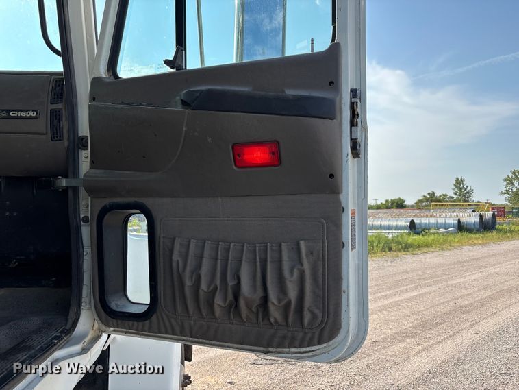 image for item DN6693 2003 Mack CH613 semi truck