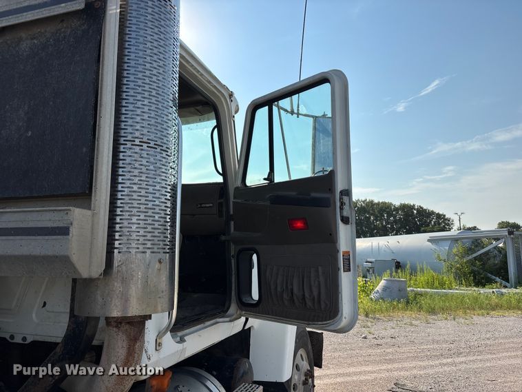 image for item DN6693 2003 Mack CH613 semi truck