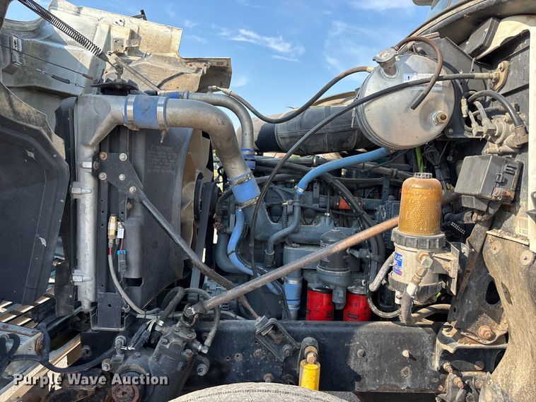 image for item DN6693 2003 Mack CH613 semi truck