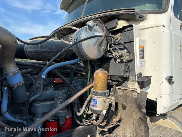 image for item DN6693 2003 Mack CH613 semi truck