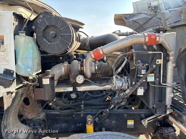 image for item DN6693 2003 Mack CH613 semi truck