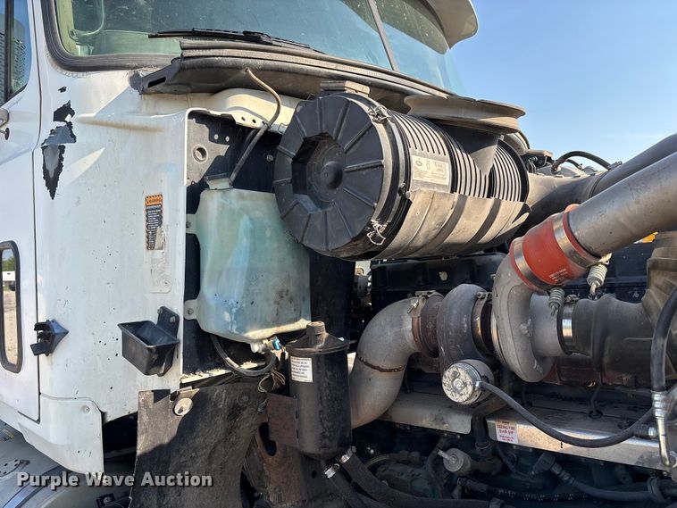 image for item DN6693 2003 Mack CH613 semi truck