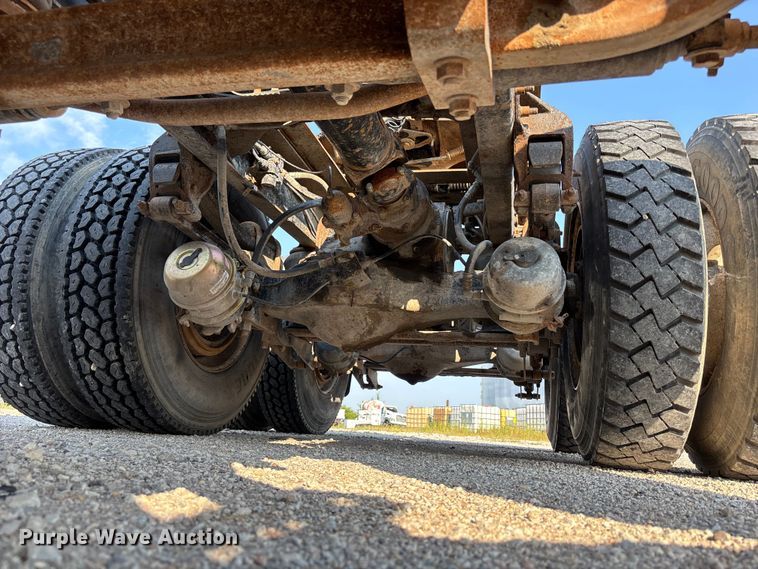 image for item DN6693 2003 Mack CH613 semi truck