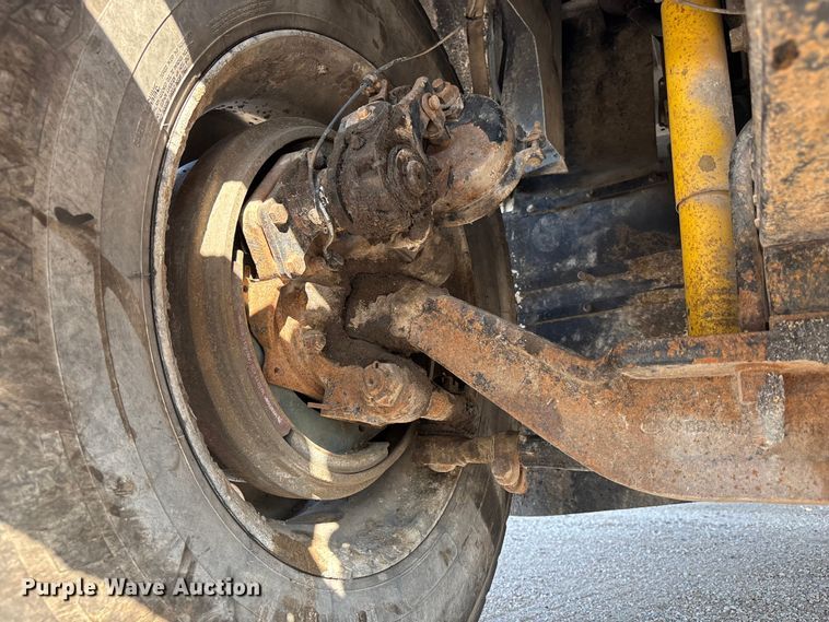 image for item DN6693 2003 Mack CH613 semi truck