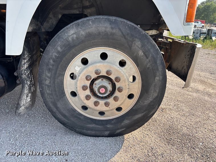 image for item DN6693 2003 Mack CH613 semi truck