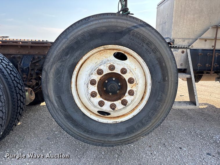image for item DN6693 2003 Mack CH613 semi truck
