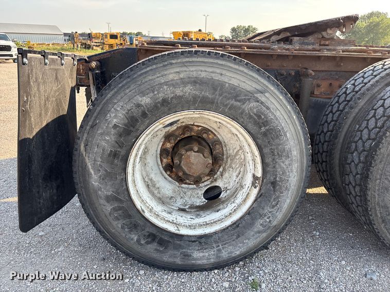 image for item DN6693 2003 Mack CH613 semi truck