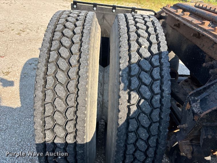 image for item DN6693 2003 Mack CH613 semi truck