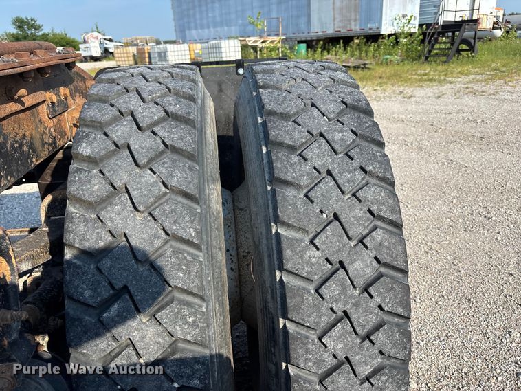 image for item DN6693 2003 Mack CH613 semi truck