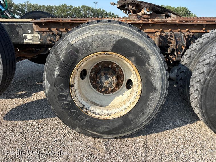 image for item DN6693 2003 Mack CH613 semi truck