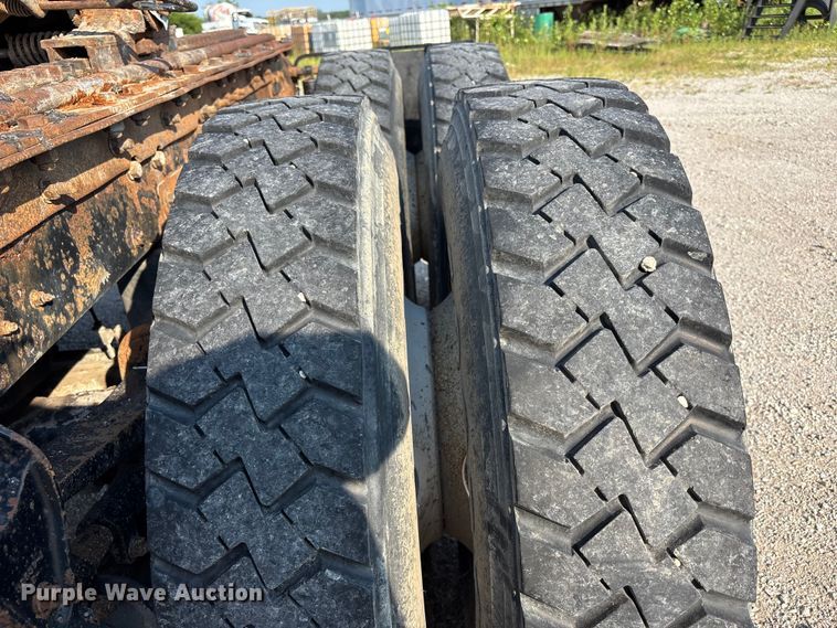 image for item DN6693 2003 Mack CH613 semi truck