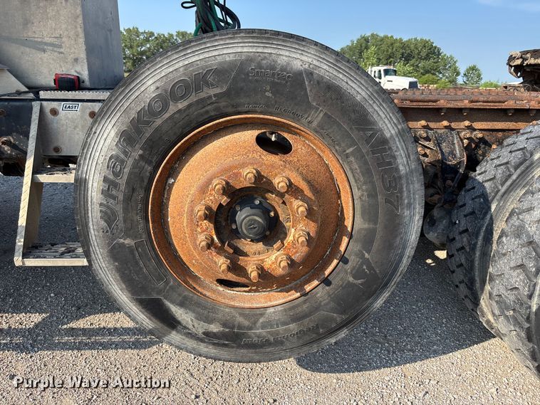 image for item DN6693 2003 Mack CH613 semi truck