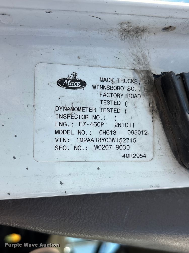 image for item DN6693 2003 Mack CH613 semi truck