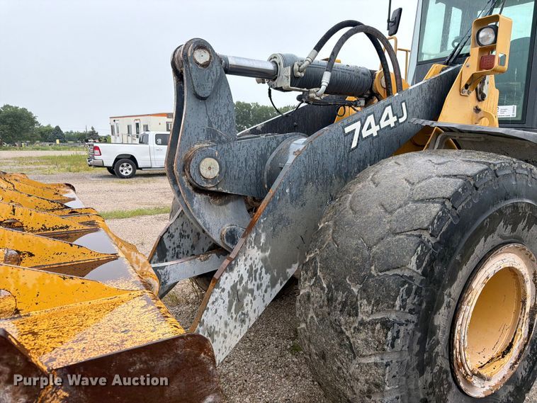 image for item DN6694 2007 John Deere 744J wheel loader