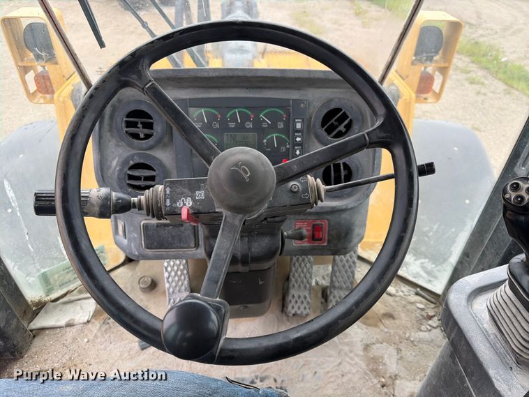 image for item DN6694 2007 John Deere 744J wheel loader