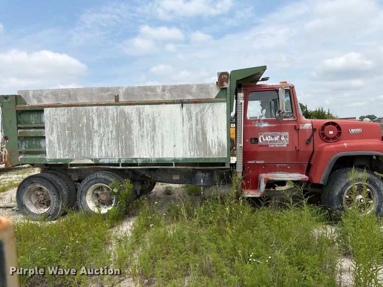 image for item DN6698 1994 Ford LT8000 dump truck