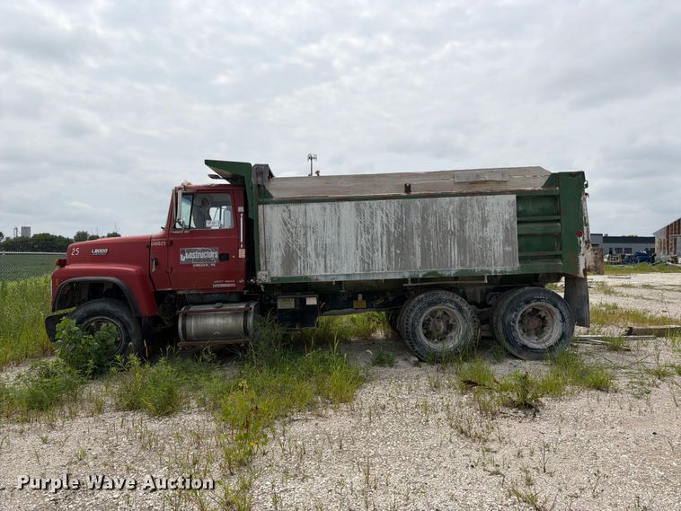 image for item DN6698 1994 Ford LT8000 dump truck