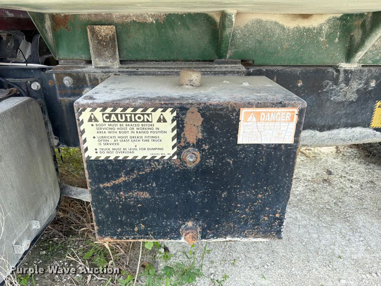 image for item DN6698 1994 Ford LT8000 dump truck