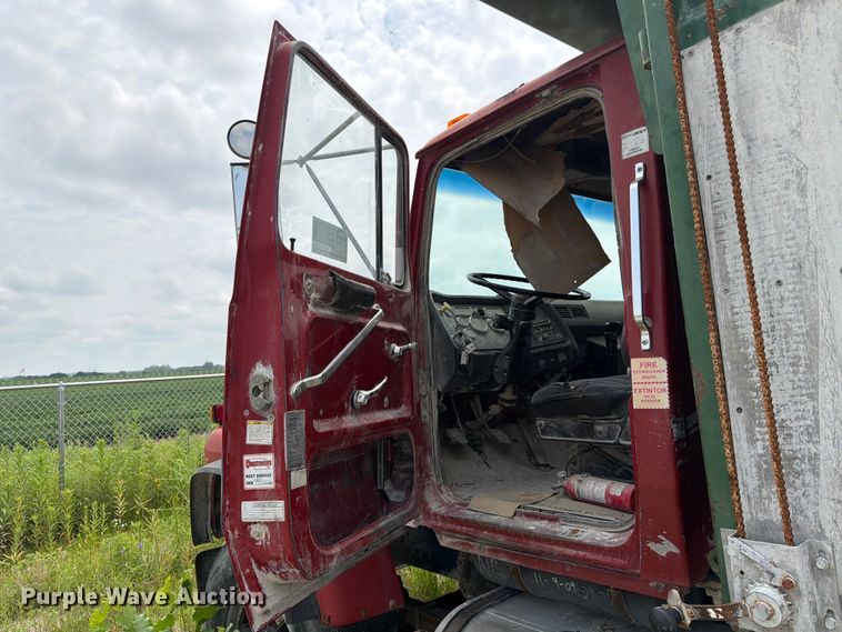 image for item DN6698 1994 Ford LT8000 dump truck