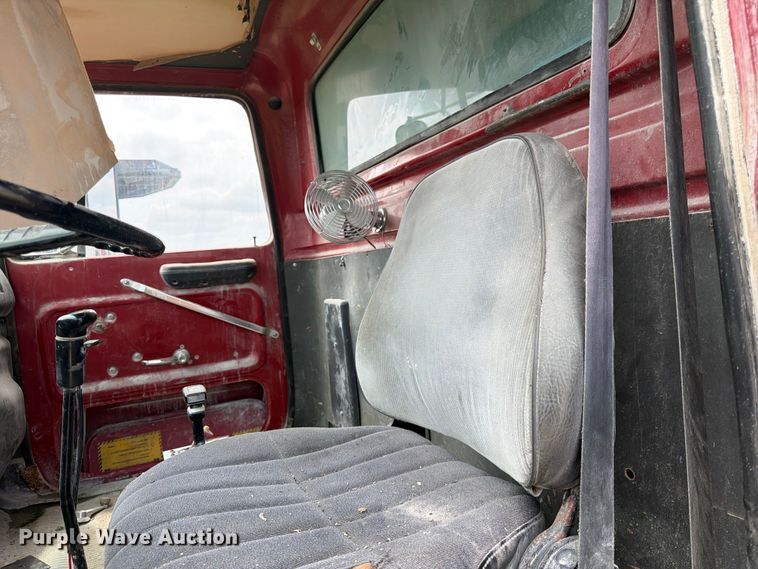 image for item DN6698 1994 Ford LT8000 dump truck