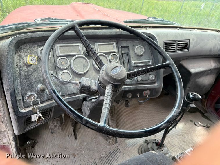 image for item DN6698 1994 Ford LT8000 dump truck