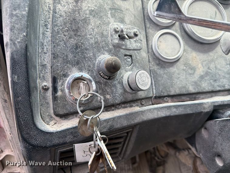 image for item DN6698 1994 Ford LT8000 dump truck