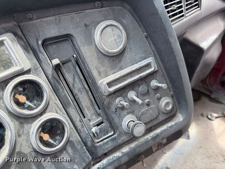image for item DN6698 1994 Ford LT8000 dump truck