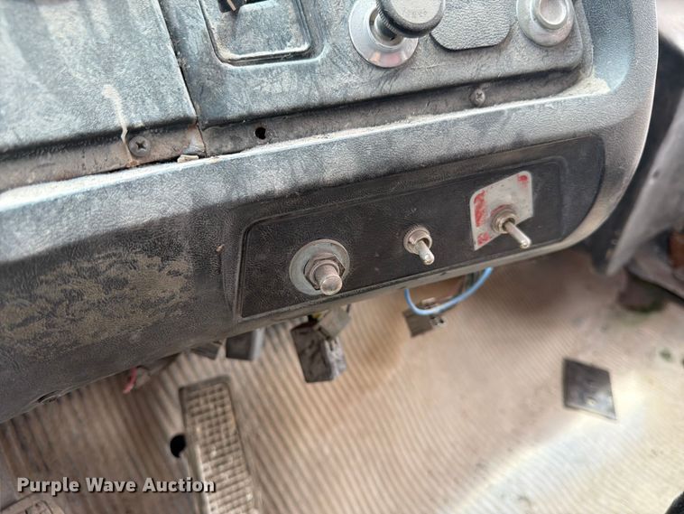 image for item DN6698 1994 Ford LT8000 dump truck