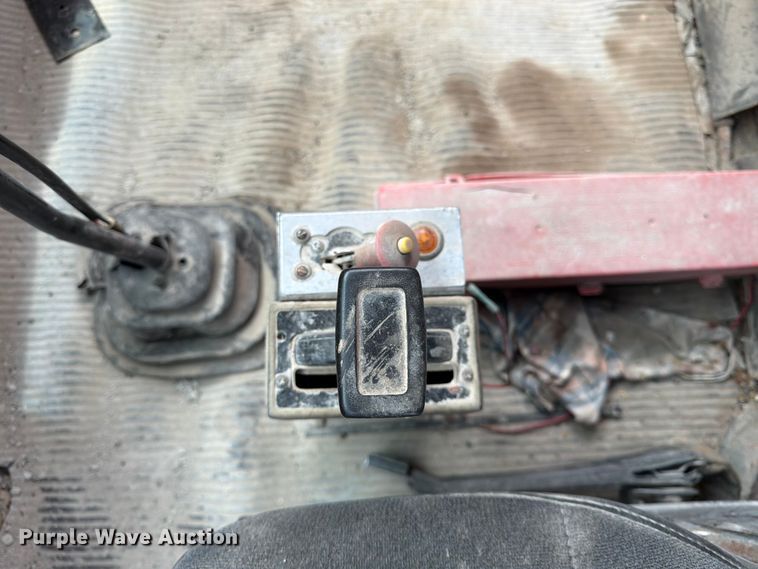 image for item DN6698 1994 Ford LT8000 dump truck