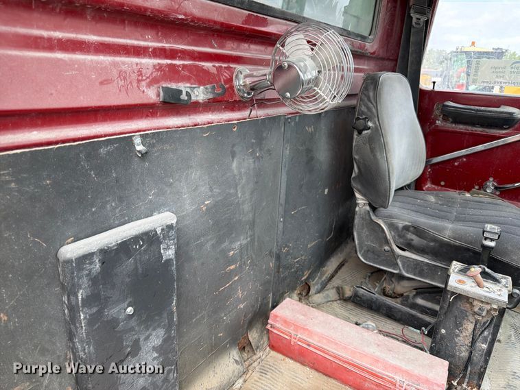 image for item DN6698 1994 Ford LT8000 dump truck