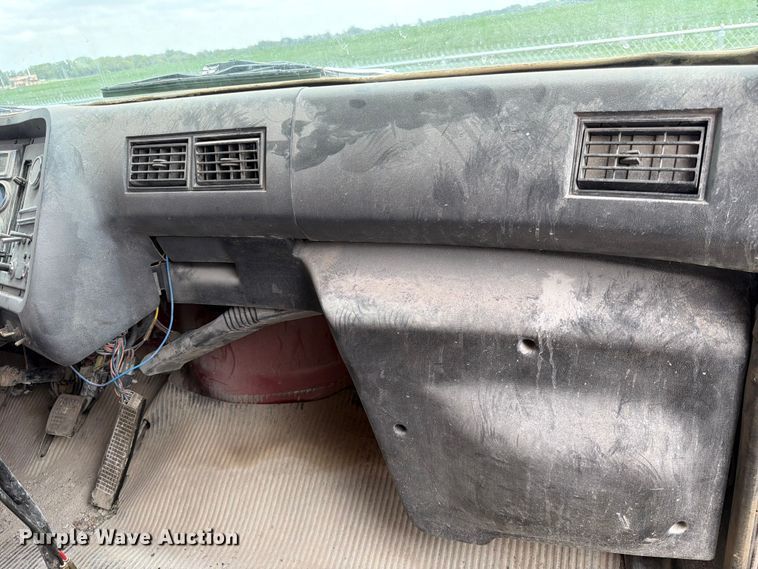 image for item DN6698 1994 Ford LT8000 dump truck