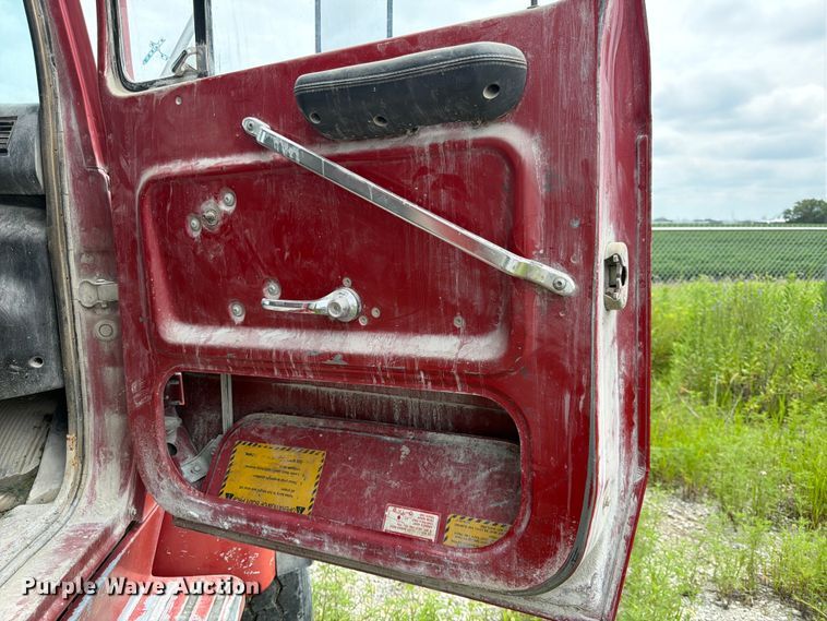 image for item DN6698 1994 Ford LT8000 dump truck