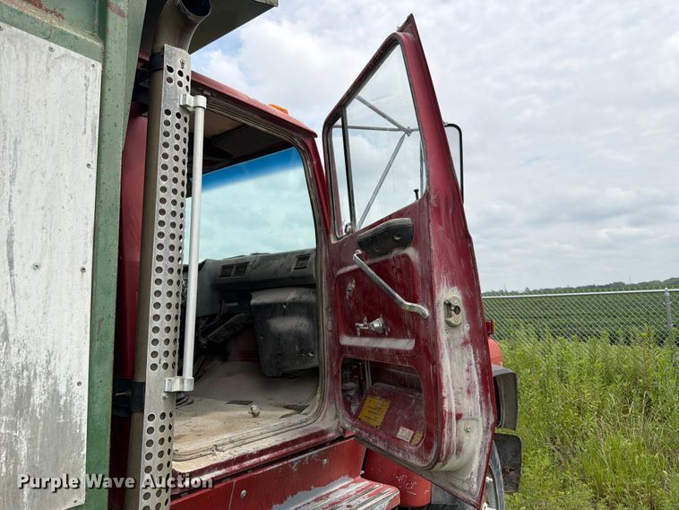 image for item DN6698 1994 Ford LT8000 dump truck