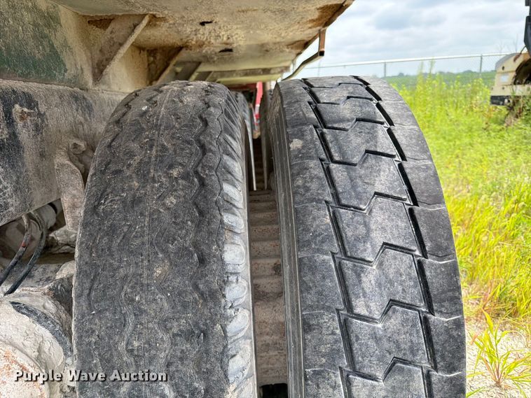 image for item DN6698 1994 Ford LT8000 dump truck