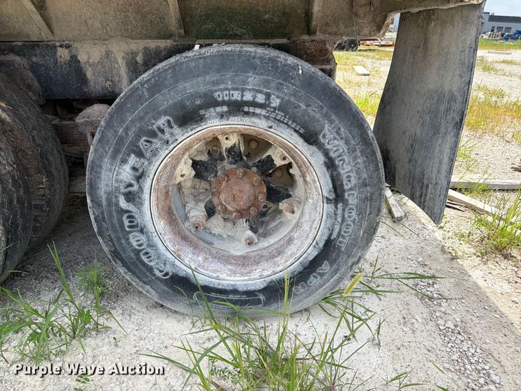 image for item DN6698 1994 Ford LT8000 dump truck