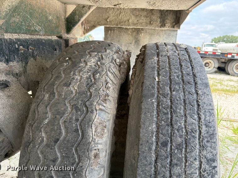 image for item DN6698 1994 Ford LT8000 dump truck