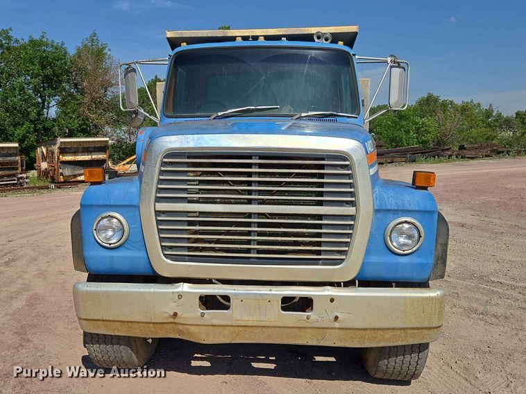 image for item DP8948 1986 Ford LT8000 dump truck