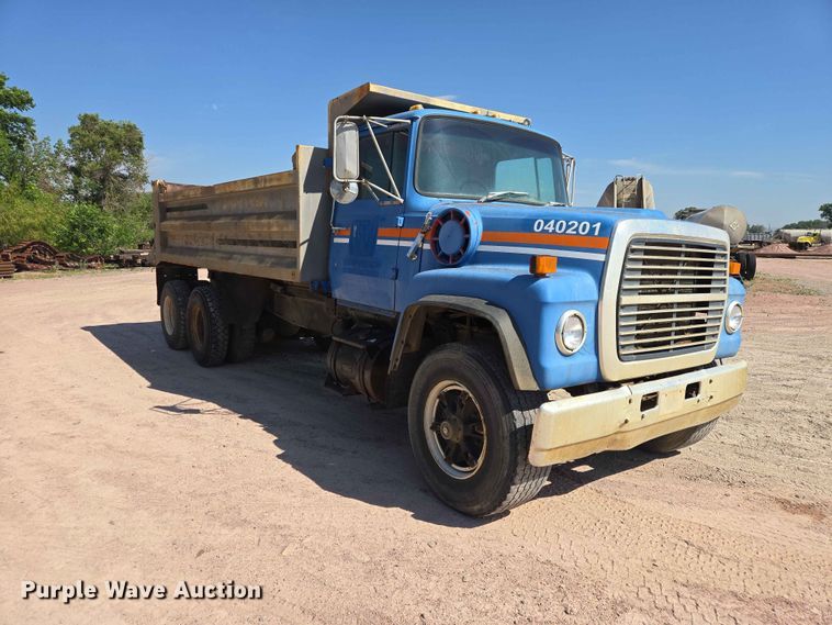 image for item DP8948 1986 Ford LT8000 dump truck