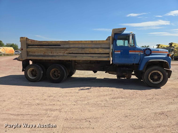 image for item DP8948 1986 Ford LT8000 dump truck