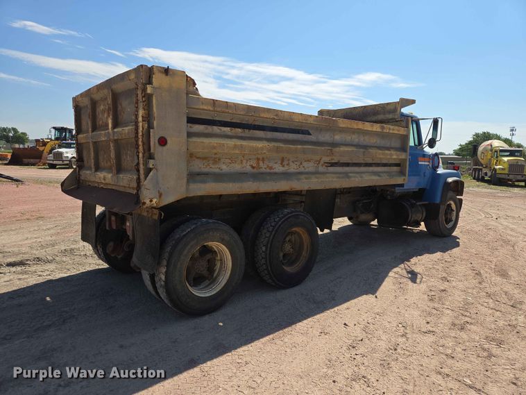 image for item DP8948 1986 Ford LT8000 dump truck