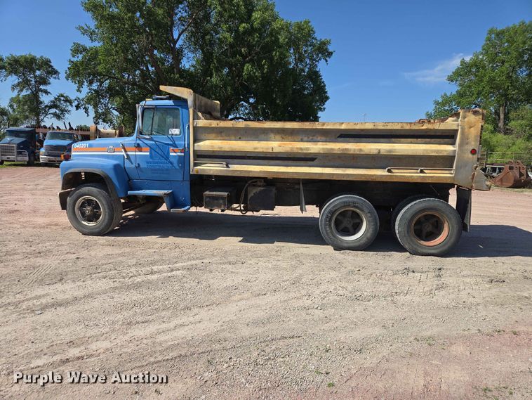 image for item DP8948 1986 Ford LT8000 dump truck