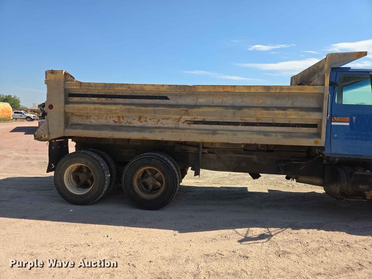 image for item DP8948 1986 Ford LT8000 dump truck