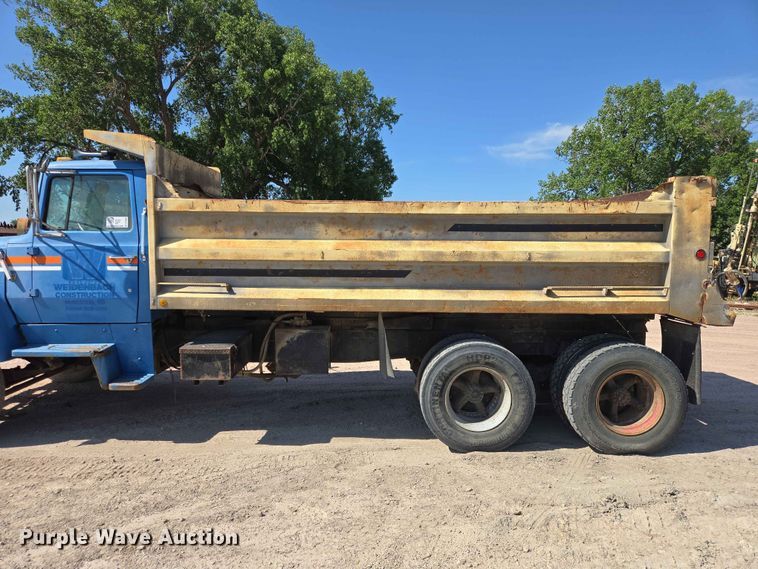 image for item DP8948 1986 Ford LT8000 dump truck