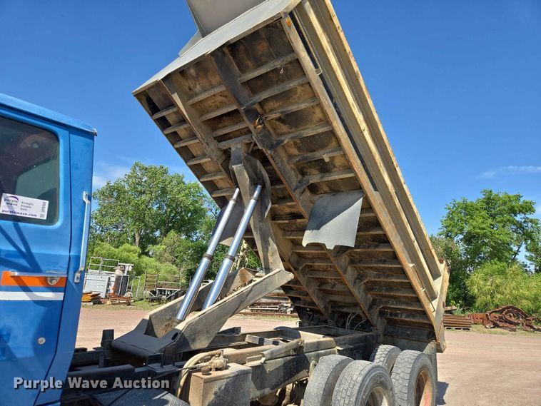 image for item DP8948 1986 Ford LT8000 dump truck