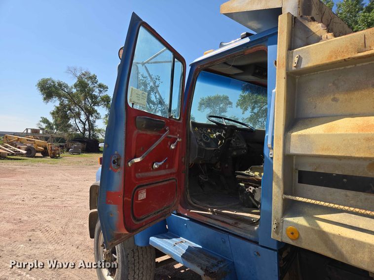 image for item DP8948 1986 Ford LT8000 dump truck