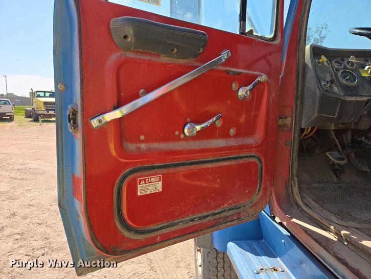 image for item DP8948 1986 Ford LT8000 dump truck