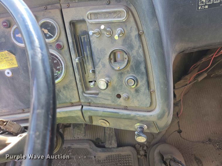 image for item DP8948 1986 Ford LT8000 dump truck