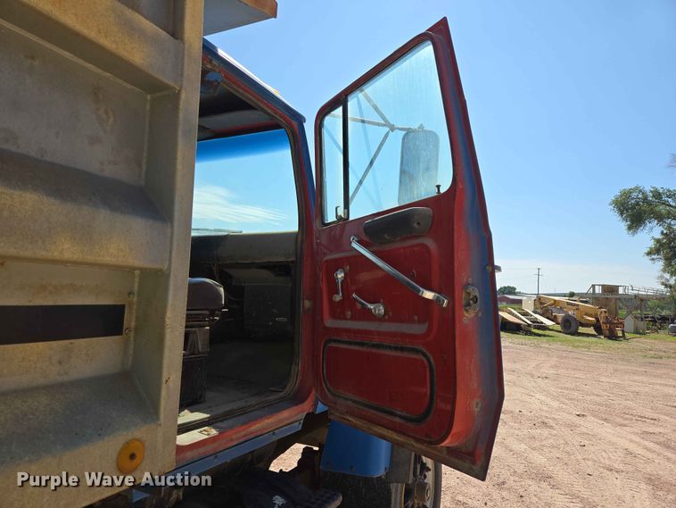 image for item DP8948 1986 Ford LT8000 dump truck