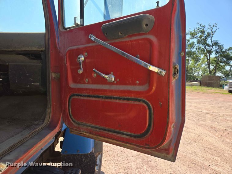 image for item DP8948 1986 Ford LT8000 dump truck